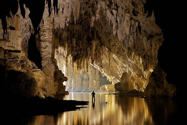 Cũng tại thành phố Pang Mapha, du khách có thể ghé thăm hang động Tham Susa, một kỳ quan khác trong lòng núi đá. Hang động phủ rêu xanh với cửa động lớn, đón ánh nắng mặt trời chan hòa.