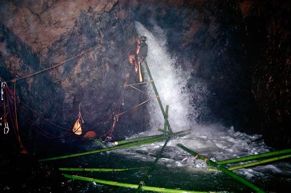 Những du khách yêu thích khám phá thiên nhiên hoang dã có thể đến với thành phố Kanchanaburi để chiêm ngưỡng những phiến đá uyển chuyển, mềm mại như lụa nằm sâu trong núi Tham Lum Khao Ngu (Xà Sơn). Đây là hang động có những cột thạch nhũ cao nhất thế giới: 62 mét.