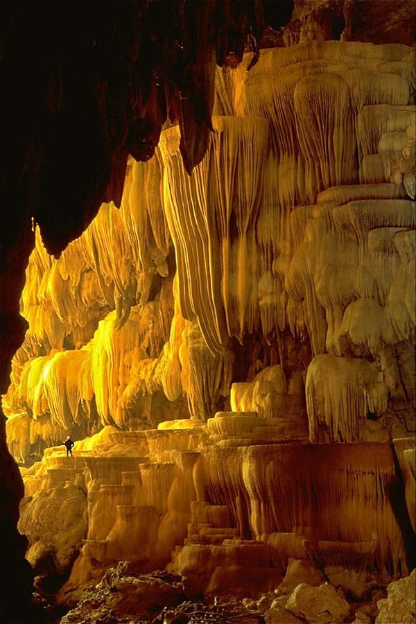 Khác với những cột thạch nhũ cao, hang động Tham Pha Mon ở Pang Mapha sở hữu những đụn thạch nhũ thấp, phát triển bề ngang, với những đường vạch trắng quyến rũ.