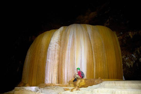Để vào được hang động Tham Lod, thay vì đi qua những con đường mòn hiểm trở, du khách chỉ có một cách là đi bè vào bên trong. Càng vào trong, hang động càng rộng rãi, với những thạch nhũ phía trên cao tuyệt đẹp.