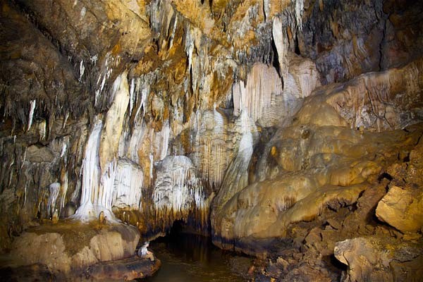 Cũng nằm trên địa phận Pang Mapha, du khách có thể đến tham quan hang động Tham Nam Lang và hang động Christmas…Tất cả đều mang vẻ đẹp kỳ vĩ, bí ẩn, là minh chứng rõ ràng của thời gian và tạo hóa, để lại trên miền đất Đông Nam Á tuyệt đẹp này.