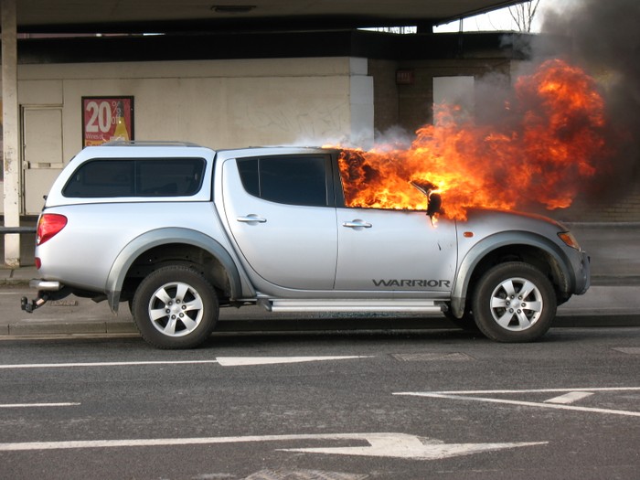 Tẩu thoát từ một chiếc xe hơi đang bốc cháy là một thách thức đầy khó khăn nhưng có thể vượt qua.