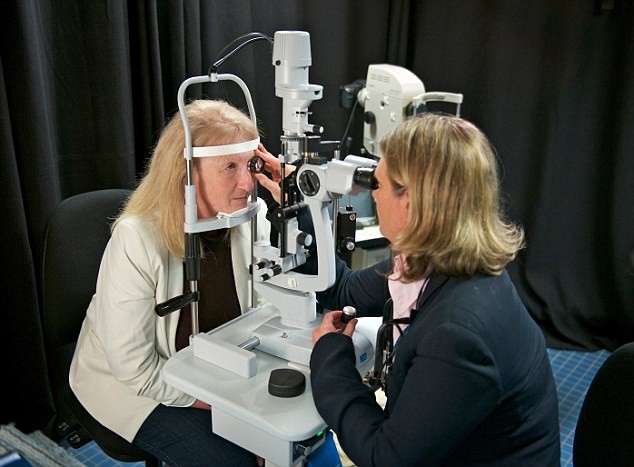 Tiến sỹ Penn Allen (phải) đang thực hiện việc kiểm tra mắt đối với cô Dianne Ashworth (trái), người đầu tiên nhận con mắt điện tử “tiên tiến”.