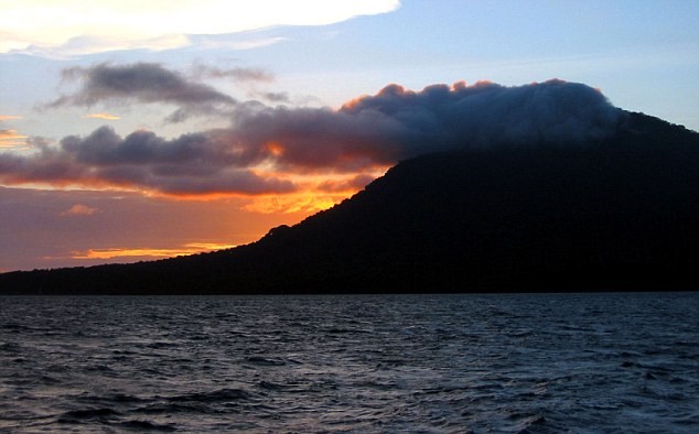 Một vụ phun trào nhỏ tại núi lửa Krakatoa: Vụ núi lửa phun trào vào năm 1883 gây hiện tượng trăng xanh.