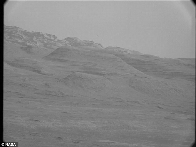 Những bức ảnh đen trắng được chụp từ mastcam của tàu Curiosity với độ phân giải thấp được các kỹ sư sử dụng để nghiên cứu bề mặt sao Hỏa.
