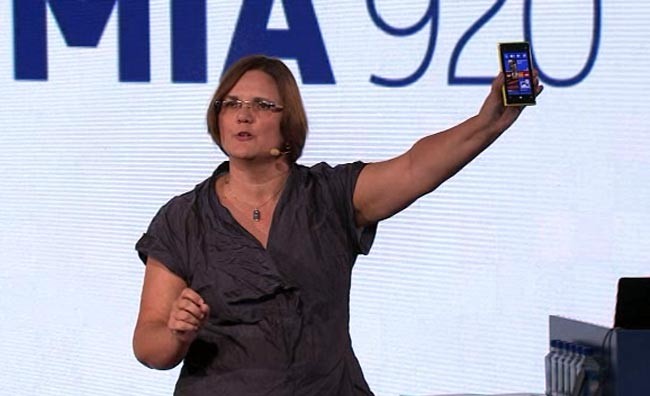 Bà Jo Harlow, Phó chủ tịch hãng Nokia, trong buổi ra mắt sản phẩm Lumia 920