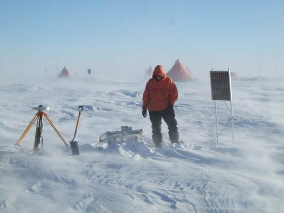 Các nhà khoa học chịu đựng điều kiện lạnh giá khắc nghiệt khi làm việc tại hồ Ellsworth. Ảnh: Neil Ross/ University of Edinburgh