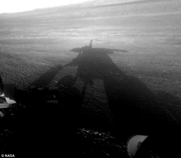 Bức ảnh cho thấy Opportunity chụp được một bóng râm trên vành đai núi lửa Endeavour.