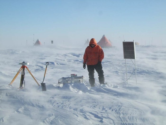 Các nhà khoa học phải chịu đựng điều kiện lạnh giá khắc nghiệt khi nghiên cứu tại Hồ Ellsworth. Trong ảnh, một nhà nghiên cứu đang ở trạm GPS. (Ảnh: Neil Ross/University of Edinburgh)