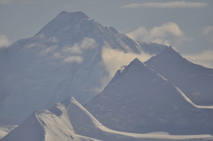 Các đỉnh núi kỳ vĩ ở Nam Cực: Dãy núi Ellsworth là quê hương của những đỉnh núi cao nhất Nam Cực với đỉnh cao nhất là Vinson với chiều cao 16.860 feet trên mực nước biển. (Ảnh: Neil Ross/University of Edinburgh)