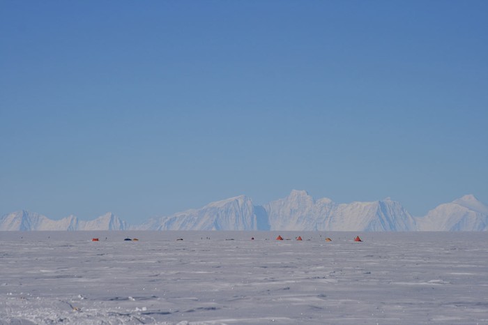 Các hồ ngầm: Hồ Ellsworth ở Tây Nam Cực, là một trong số 387 hồ ngầm được biết đến ở Nam Cực. Núi Ellsworth được cho thấy ở đây nằm phía sau địa điểm khảo sát. (Ảnh: Neil Ross/University of Edinburgh)