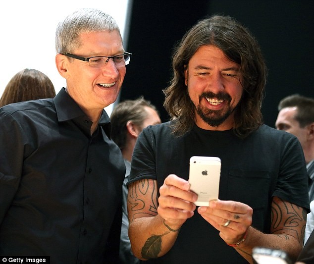 CEO của Apple, Tim Cook (phía trái) và Dave Grohi (phía phải) đang ngắm chiếc iPhone 5.
