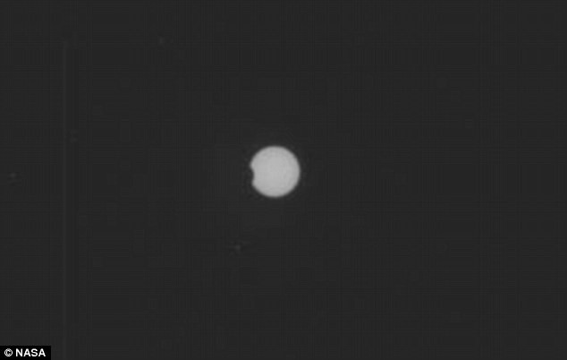 Bức ảnh này được con tàu Curiosity chụp từ sao Hỏa, cho thấy mặt trăng Phobos đang di chuyển qua bề mặt mặt trời.