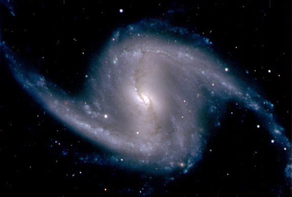 Hình ảnh của dải ngân hà hình xoắn ốc NGC 1365 trong chòm Fornax, cách Trái đất khoảng 60 triệu năm ánh sáng được chụp bởi máy ảnh năng lượng tối vào tháng 9/2012. (Ảnh: Dark Energy Survey Collaboration)