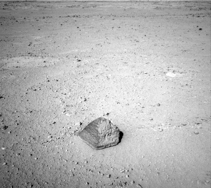 Viên đá “kim tự tháp” huyền bí trên mặt trăng các nhà khoa học Nasa muốn nghiên cứu. Đây sẽ là viên đá đầu tiên được kiểm tra bởi cánh tay robot của Curiosity, trong đó có nhiều công cụ phân tích.