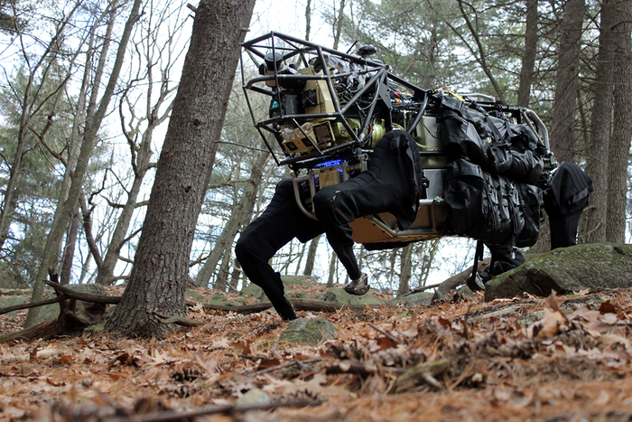 Robot LS3(Legged Squad Support System), 7 mph: Là một dự án do cơ quan các dự án nghiên cứu phòng thủ tiên tiến của Hoa Kỳ (DARPA) tài trợ và công ty Boston Dynamics xây dựng, robot này mang tên LS3 được nghiên cứu chế tạo với mục đích chuyên chở các trang thiết bị chiến đấu cho lính chiến trường khi hành quân trên các địa hình khó khăn. Không chỉ tự động đi theo người lính, LS3 còn có khả năng phản hồi lại các mệnh lệnh bằng lời nói hay cử chỉ của người chủ. Khi LS3 cùng hành quân trên địa hình hiểm trở, robot sẽ dịch các mệnh lệnh bằng lời hay bằng hình ảnh tương tự như cách một con vật được huấn luyện tương tác với người điểu khiển. Thêm vào đó, LS3 có thể được dùng làm nguồn năng lượng dùng để sạc pin cho đài và các thiết bị cầm tay.
