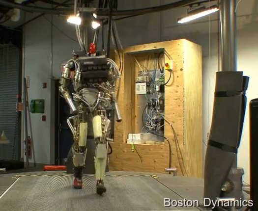 Robot Petman, 4.4 mph: Được thiết kế và chế tạo bởi công ty Boston Dynamics cho Quân đội Hoa Kỳ và DARPA, Petman là một robot hình người được sử dụng để thực nghiệm trang phục phòng hộ vũ khí hóa học. Cao gần 6 feet và nặng gần 180 pound (khoảng 1,75 m, 80 kg), tốc độ tối đa của Petman là 4,4 mph, là robot sở hữu hai chân chạy nhanh nhất trên thế giới trước khi Mabel ra đời. Nhờ vào tác động thủy lực và các thiết bị giảm sốc được gắn ở hai chân, Petman có thể để chuyển động tự do, đi lại, bò, làm các động tác squat, thực hiện bài thể dục mềm dẻo và tự thăng bằng cơ thể khi bị xô đẩy.