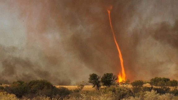Cột lửa xoáy hiếm gặp: Chiris Tangey, một nhà làm phim đã chứng kiến và quay lại một video về cột lửa xoáy cao khoảng 30 mét xảy ra tại Alice Springs, một vùng xa xôi hẻo lánh của Australia vào ngày thứ Ba.