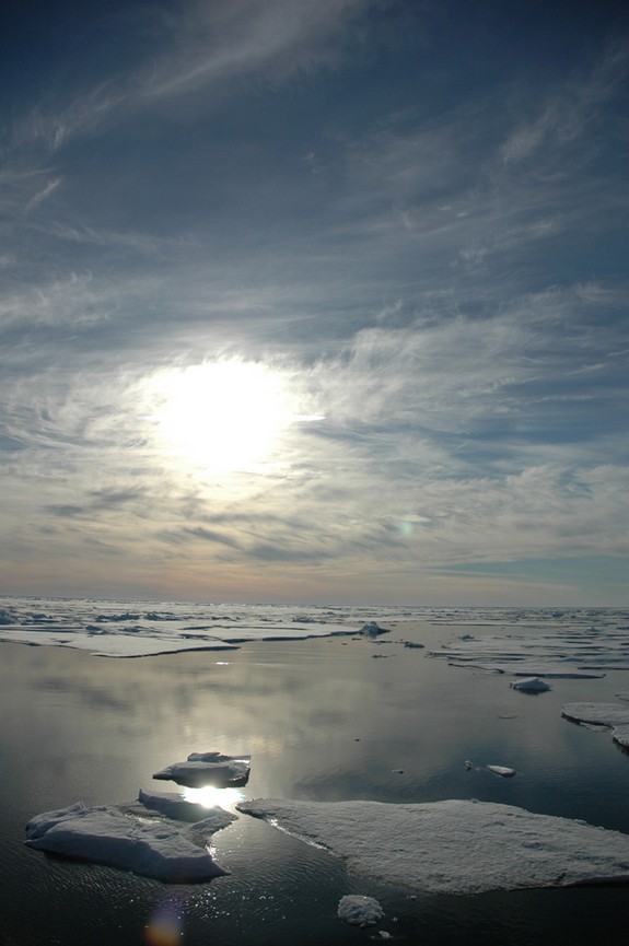 Băng Bắc cực đang tan chảy: Diện tích băng Bắc cực đã xuống ở mức thấp kỷ lục ở mùa hè này, phát vỡ mức kỷ lục của năm 2007. Theo Trung tâm dữ liệu băng tuyết quốc gia Hoa Kỳ, vào mùa hè này, hiện tượng băng tan khiến diện tích băng ở Bắc cực xuống chỉ còn khoảng 3,41 triệu km2.