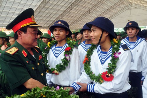 Trung tướng Trần Đơn, Tư lệnh Quân khu 7, động viên thanh niên lên đường nhập ngũ