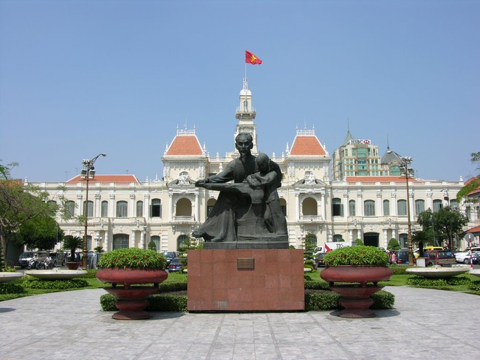 Tượng đài hiện hữu được hoàn thành nhân 100 năm Ngày sinh Chủ tịch Hồ Chí Minh (19-5-1990)