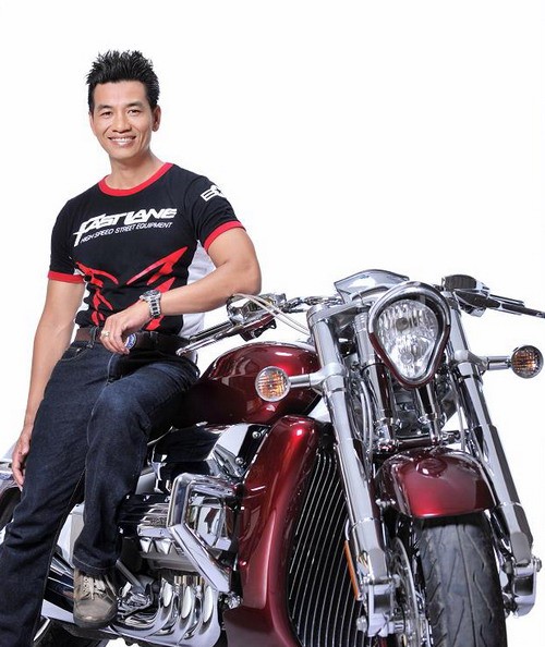 Công mô tô - có tên thật là Huỳnh Văn Xuân, bên chiếc xe mô tô có giá thị trường vài trăm nghìn USD