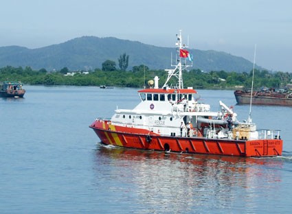 Ngay khi nhận được tin báo, tàu cứu nạn SAR 272 tức tốc được điều ra hiện trường chỉ huy công tác tìm kiếm cứu nạn.