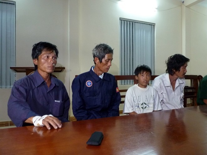 Gương mặt thất thần của 4 người sống sót sau một tai nạn kinh hoàng trong đời ngư dân của mình