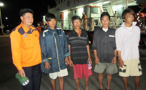 4 thuyền viên may mắn thoát hiểm trở về đất liền an toàn sau nỗ lực cuối cùng tìm kiếm đồng đội