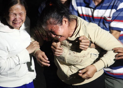 Nỗi đau tận cùng của chị Nguyễn Thị Bé khi thấy thi thể của chồng mình - thuyền viên tử nạn Chung Đức Hùng