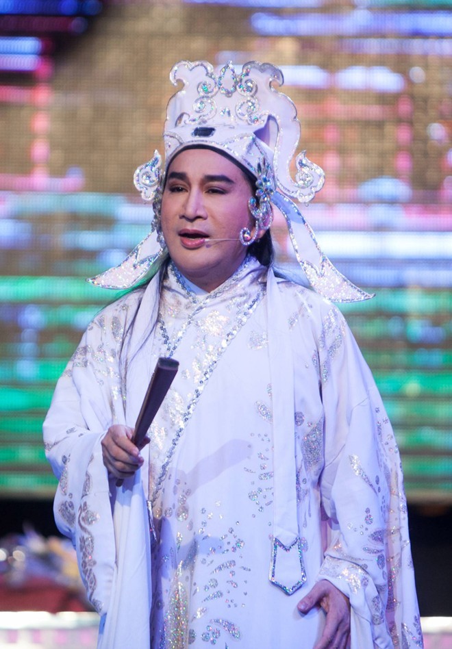Nghệ sĩ ưu tú Kim Tử Long trong vai Chúc Anh Đài trên sân khấu