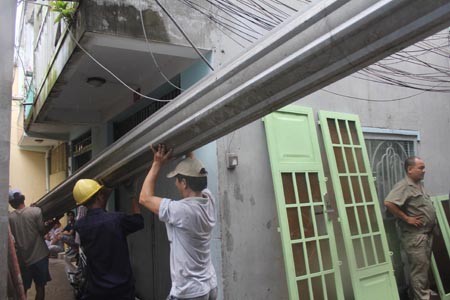 Lực lượng chức năng tiến hành tháo dỡ 7 căn nhà bị sụp lún này để đảm bảo an toàn