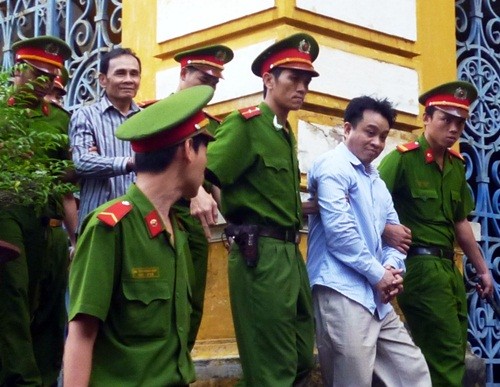 Nguyễn Tấn Duy và đồng bọn được dẫn giải ra tòa