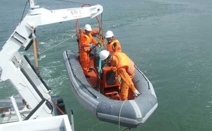 Công tác tìm kiếm thuyền viên gặp nạn trên tàu cá TG 92819 TS chính thức được tạm ngưng