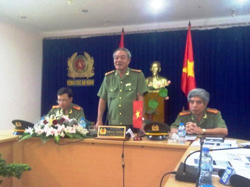 Đại tá Nguyễn Xuân Mừng cung cấp thông tin trong buổi họp báo