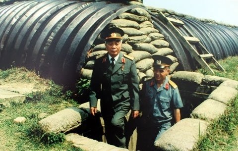 Đại tướng Võ Nguyên Giáp trong một lần về thăm lại chiến trường Điện Biên Phủ