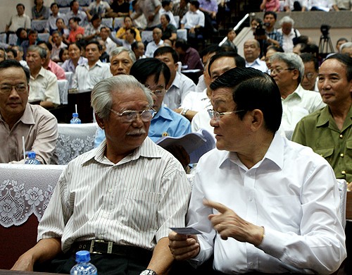 Gần dân để hiểu dân hơn - Chủ tịch nước Trương Tấn Sang đang trao đổi thẳng thắn với cửu tri TP. HCM những vấn đề dân sinh mà cử tri quan tâm