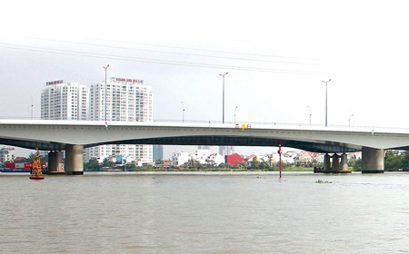 Cầu Sài Gòn 2 vừa hoàn thành, nhìn từ hướng mặt sông Sài Gòn.