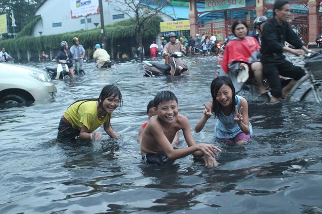 Trẻ con Sài Gòn vui đùa trên dòng nước đen