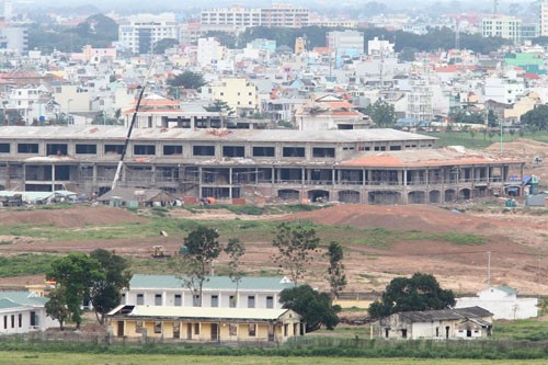 Dãy công trình của dự án sân golf đang xây trong sân bay Tân Sơn Nhất mà các cử tri đồng lòng kiến nghị dỡ bỏ.