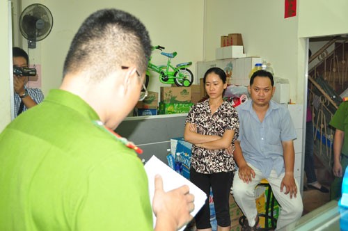 Vợ chồng Vương Chấn Thanh đang nghe cơ quan điều tra đọc lệnh bắt tạm giam và khám xét nơi ở