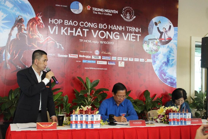 Ông Nguyễn Nguyên - đại diện Tập đoàn Trung Nguyên, đơn vị tổ chức Hành trình Vì khát vọng Việt 2013, thông báo về chương trình