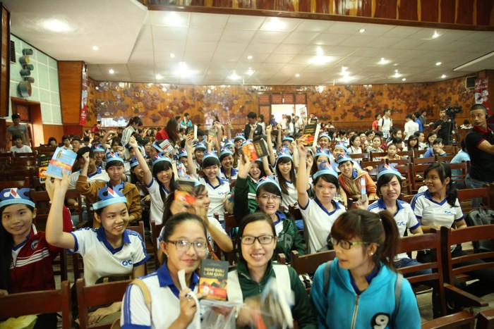 Sinh viên khu vực Đồng bằng sông Cửu Long hào hứng khi được tặng sách.