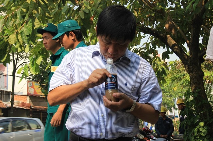 Giám đốc Sở Khoa học Công nghệ TP. HCM - Phan Minh Tân đang kiểm tra mẫu nước lấy từ "hố đen"