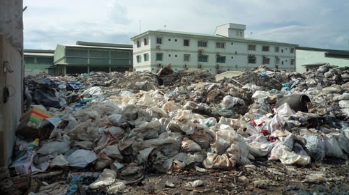 Chất thải công nghiệp không được Hào Dương xử lý mà chất chứa lưu cữu trong khuôn viên công ty.