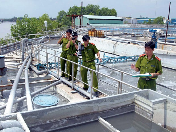 Lực lượng chức năng điều tra hệ thống ống dẫn nước thải tại Hào Dương