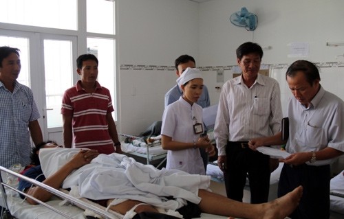 Đại diện Ban ATGT tỉnh Ninh Thuận đến bệnh viện thăm hỏi và trao tiền hỗ trợ cho các nạn nhân