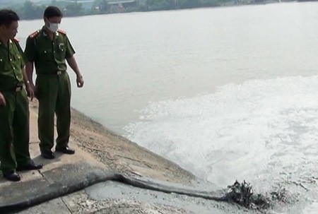 Họng xả nước thải công nghiệp chưa qua xử lý - nguy hại ra sông Đồng Điền của công ty Hào Dương bị phát hiện