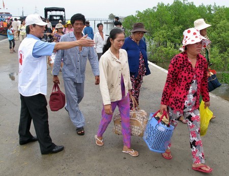 Người dân xã đảo An Thạnh được hướng dẫn sơ tán đến nơi tránh bão