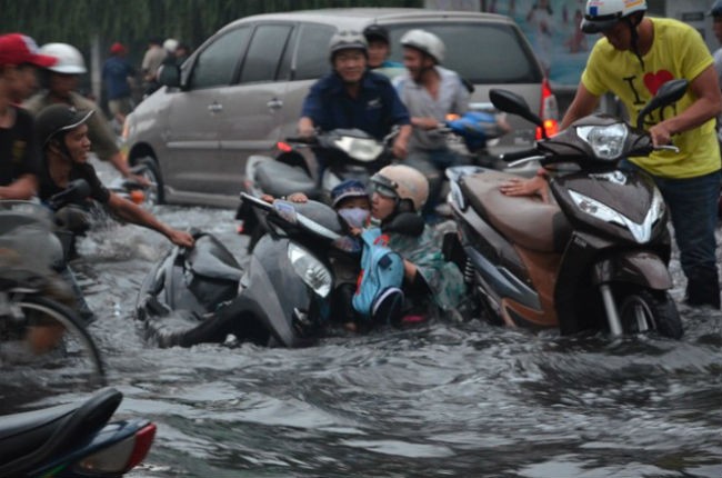 Người Sài Gòn đang phải vật lộn trong dòng nước lụt